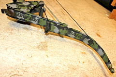 RARE VINTAGE ONEIDA SCREAMING EAGLE COMPOUND RECURVE BOW w/ QUIVER RIGHT HAND
