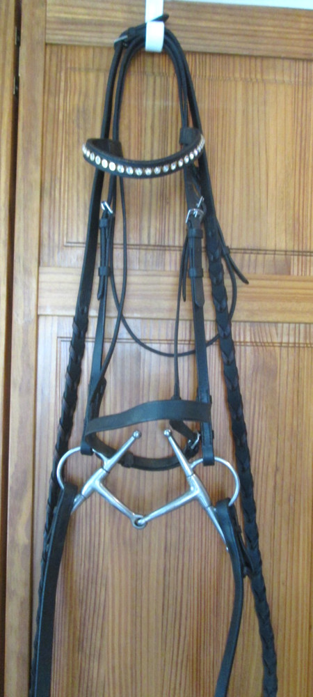 BLACK ENGLISH LEATHER BRIDLE WITH CRYSTAL BROW BAND, FULL CHEEK BIT, LACED REINS
