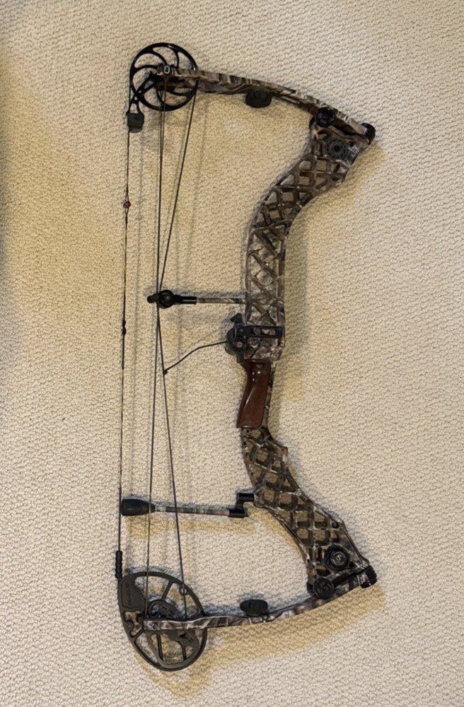 Mathews Heli-M Solocam Bow + QAD Ultra-rest HD w/ Rest – 28″, 70lb, Right Handed