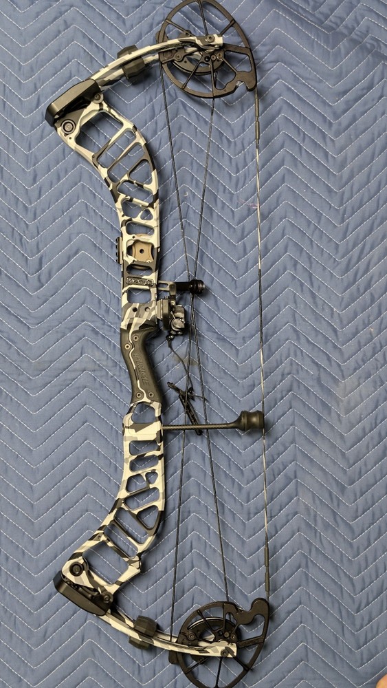 Prime RVX+ 32 Right Hand Compound Bow 70lb 28.5 in Draw Summit Scar