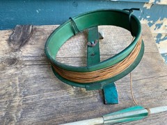 VINTAGE ARCHERY BOW FISHING REEL AND ARROW WITH CARP POINT FOR BOWFISHING