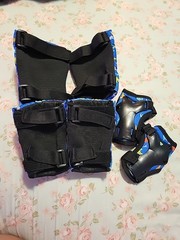 Amazon Dino Protective Gear, Includes Knee & Elbow Pads And Hand Guards Size Sm