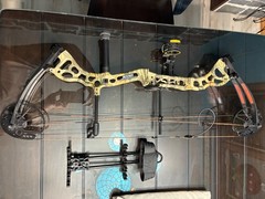 Bear Archery Vast Right Hand Compound Bow Hunting Package