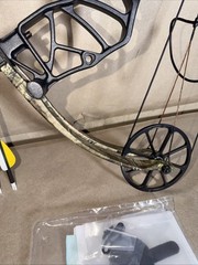 Bear Radiant Archery Bow RTH Extra 70# RH Mossy Oak DNA Camo AV45A1X0E7R **New**