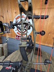 Hoyt Alpha X 33 Bow. RH 60-70lbs Trophy Ridge Propel rest & React 4. Shrewd