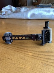 Black Gold 7 Pin Bowsight RH With Light, Dove Tail With Mounting Bracket, Used