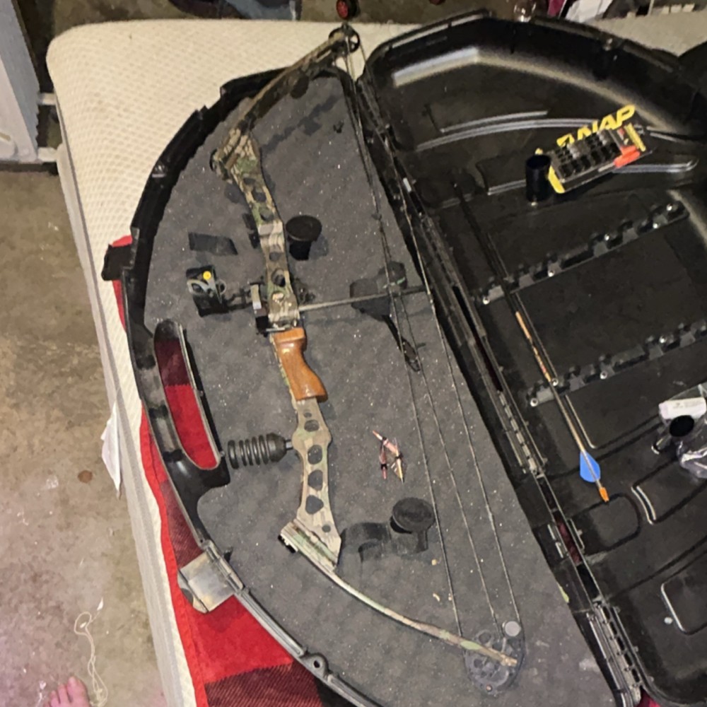 Mathews Q2 Solo Cam Compound Bow RH 70#, 29″ has new string/cables