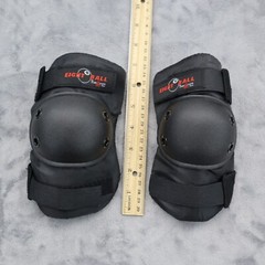 Eight Ball Outdoor Safety Gear Adult Small Black Wrist Elbow Knee Pad Protection