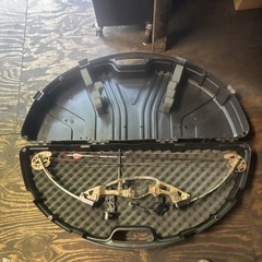 Compound Bow Camouflage & Black Finish with Hard Case for Men