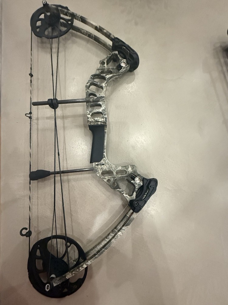 Mathews Mission Hammer Realtree Right Hand Compound Bow with Case