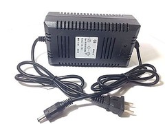 CARGADOR DE ENCHUFE COAXIAL 18V 1.8A PARA SCOOTER ELÉCTRICO HONDA MINIMOTO KART