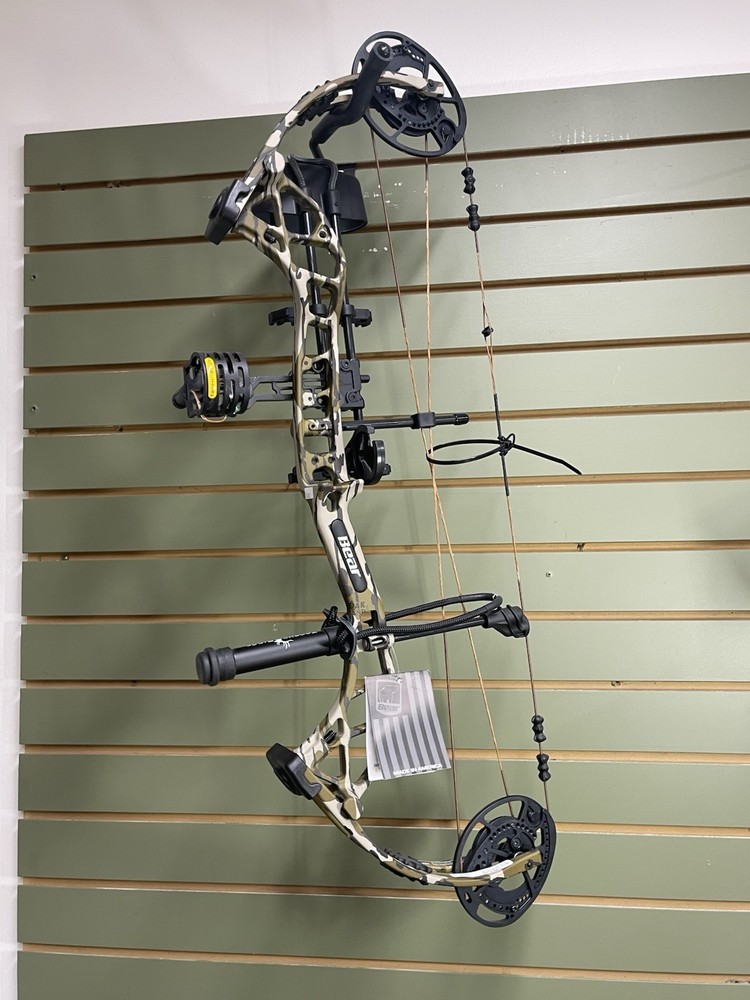 BRAND NEW, Bear Pristine Mossy Oak Bottom Land RTH, RH, 24.5-28.5”, 30-50#.