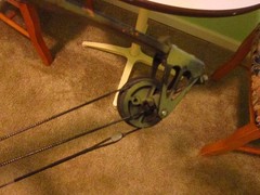 ARCHERY BUNDLE- VINTAGE BEN PEARSON PRO SERIES MARK IV COMPOUND BOW w/ 8 ARROWS