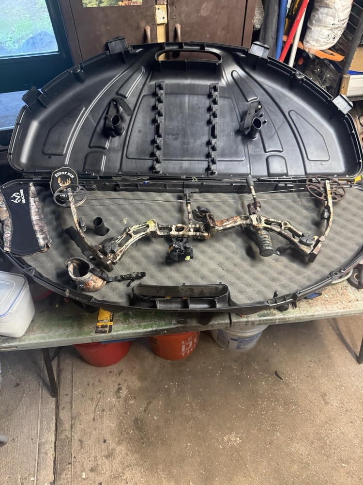 Blackhawk Camo RH Compound Bow 70lb 29-31in Draw 31in w/ Hard Case