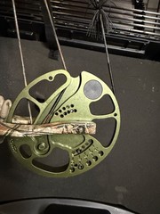Bear Charge Compound Bow w/ Sight & Arrow Quiver, 29″ Draw Length, Camo Green