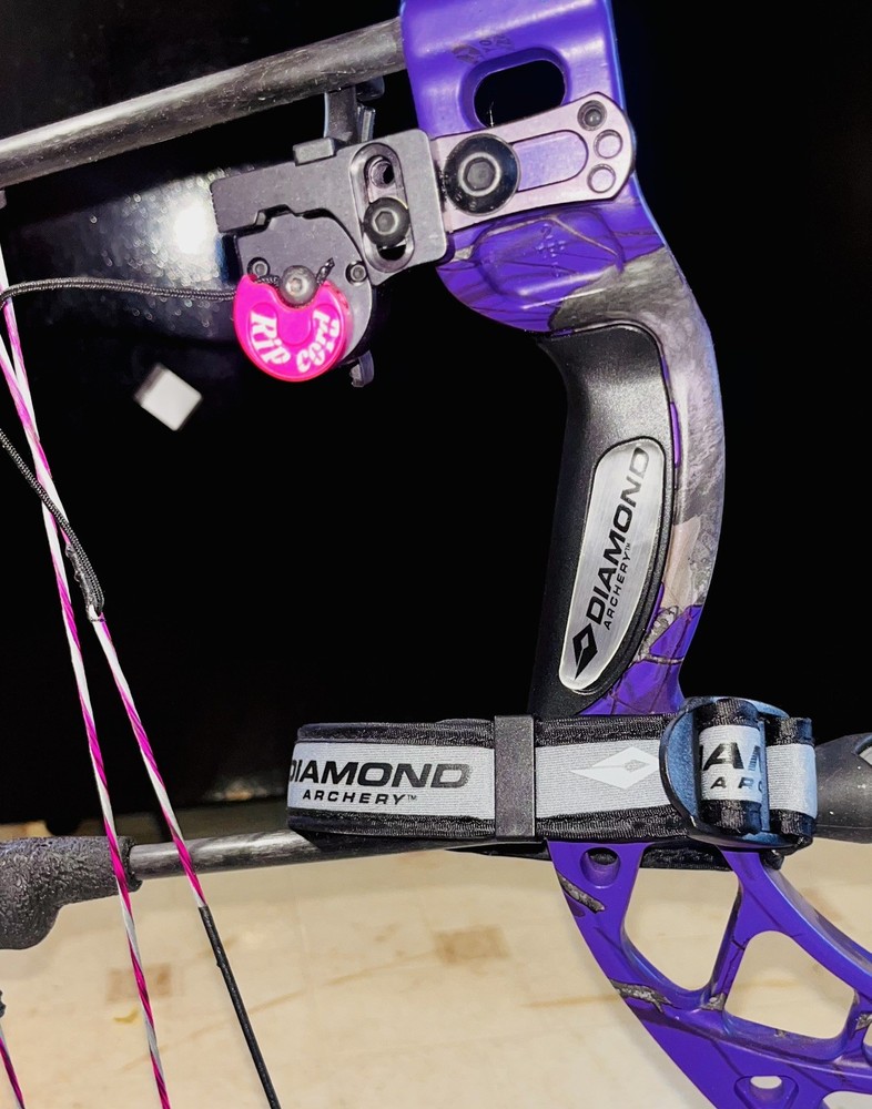 Diamond Archery Edge 320 Bow Purple Mossy Oak Bundle (arrows/hard case/quiver)