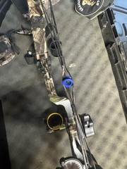 Blackhawk Camo RH Compound Bow 70lb 29-31in Draw 31in w/ Hard Case