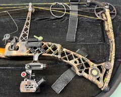 Mathews SoloCam Compound Bow Z9 65lb RH Camo + CBE Sight, Octane Rest, Case