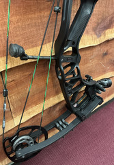 Hoyt Ventum 33 Bow 60-70lbs 29.5-31″ D/L RH Fully Set Up Black Great Condition