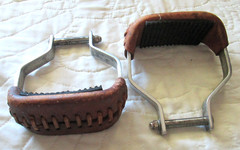 6″ CIRCLE Y WESTERN STIRRUPS 2 1/2» TOP 3» FOOT TREAD, LEATHER WRAPPED BOTTOM