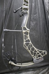 Mathews V3 31 – LH – 65# – 28.5″ – Ambush – HDX – Peep