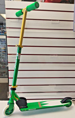 2019 SDCC Razor MMPR KICK SCOOTER (Green Ranger) Mighty Morphin Exclusive Unused