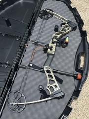 Mathews Mission Riot Compound Bow- RH 15-70 Pounds 19-30 Draw, Case, and Arrows