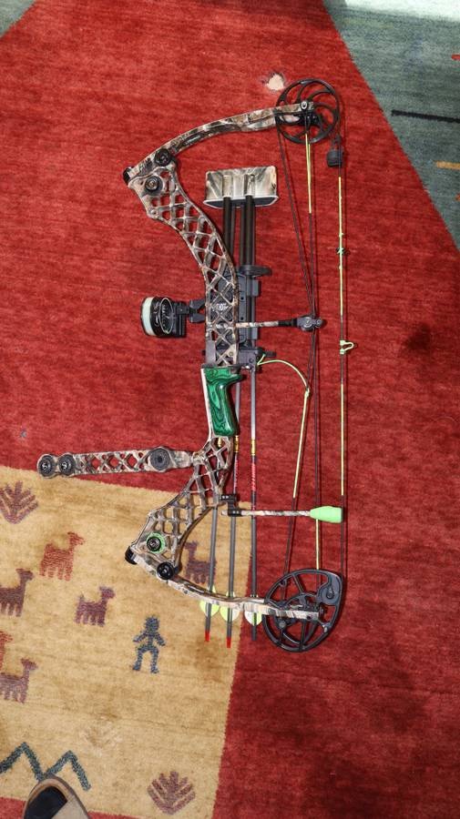 Mathews Helix Compound Bow – 29″ Draw, 70lb, RH – Spot Hogg Setup