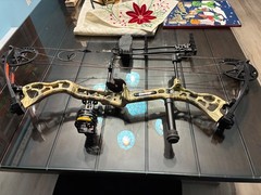 Bear Archery Vast Right Hand Compound Bow Hunting Package