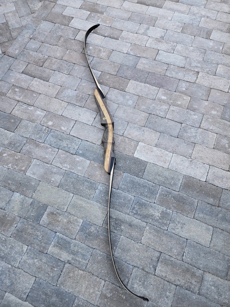 Fleetwood 40lb 62in Recurve Bow. Right Hand. No String