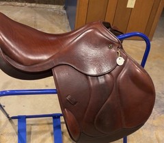 M toulouse monoflap saddle, 17.5 in saddle, medium tree.
