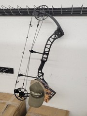 Mathews Tactic compound bow RH 70# 28″ Draw