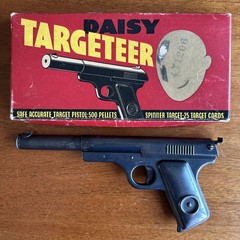 Vintage Model 118 Daisy Targeteer BB Gun. Complete w/ Pistol, Box, & Targets!