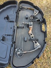 Mathews Switchback XT RH 70lb 29in Draw Bow Hunting 33.5in Gray/Black/Tan