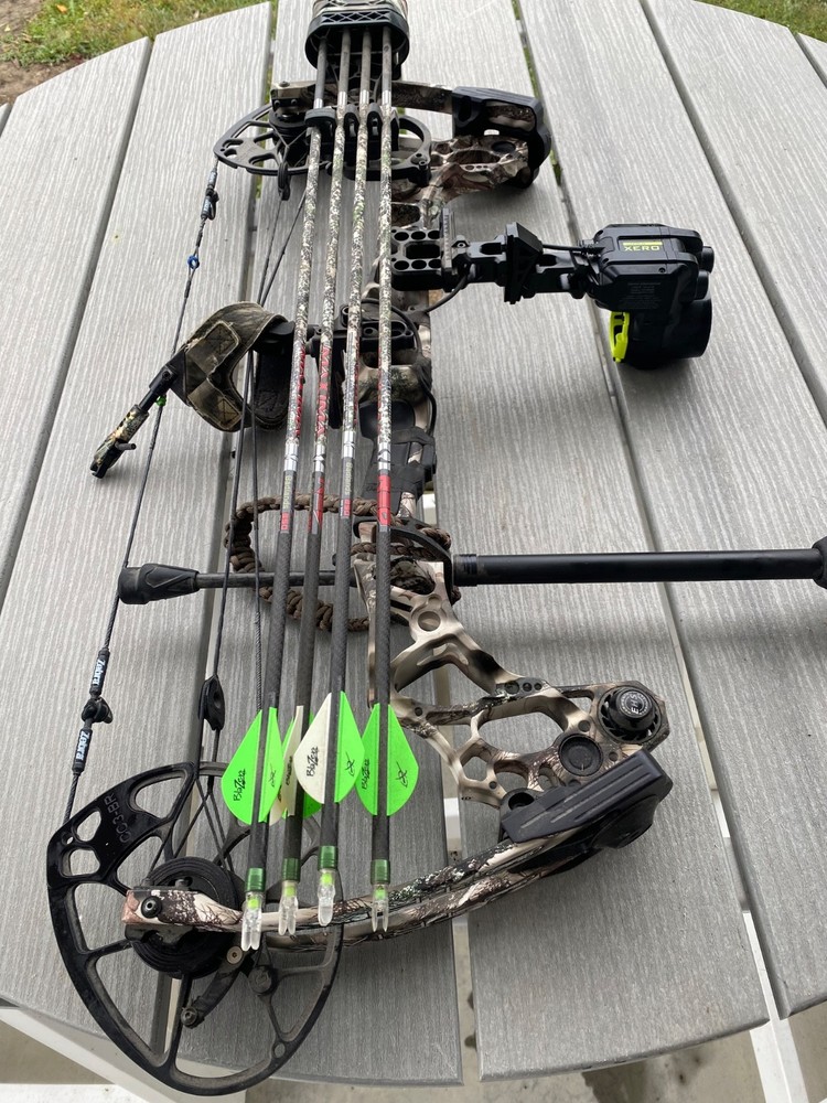 matthews triax compound bow with garmin zero a1 sight and quiver