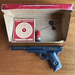 Vintage Model 118 Daisy Targeteer BB Gun. Complete w/ Pistol, Box, & Targets!