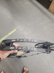 Mathews Tactic compound bow RH 70# 28″ Draw
