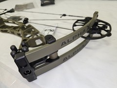 Hoyt Alpha X 30 LEFT HANDED 40 – 50lbs/25″ – 30″/Wilderness