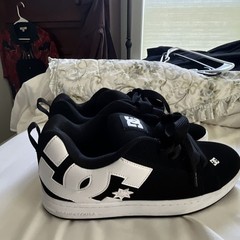 DC shoes court graffik black and white skate shoes size 10.5