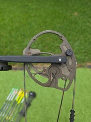 Elite Energy 32 Camo Right Hand Compound Bow 70# Draw Weight & Accessories