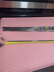 Gold Tip Ultralight Carbon Arrows 600 Spine 23 1/2 in Black/Pink Vanes set of 9