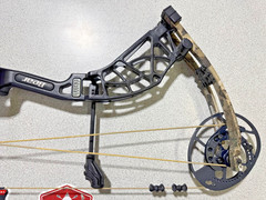 BEAR WHITETAIL MAXX…RH…BLACK/CAMO