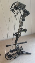 Mathews V3 27 RH Bow w/ Sight, Stabilizer, Quiver, SKB Case 29.5″ draw, 60#