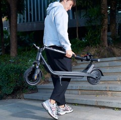 A1C Adults Electric Scooter 25km/h Foldable Scooter &App Shock Absorption