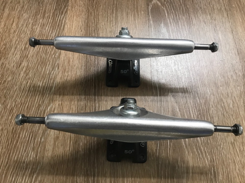 Gullwing Charger 50° 10″ Axle black/silver Longboard Trucks (Set of 2).