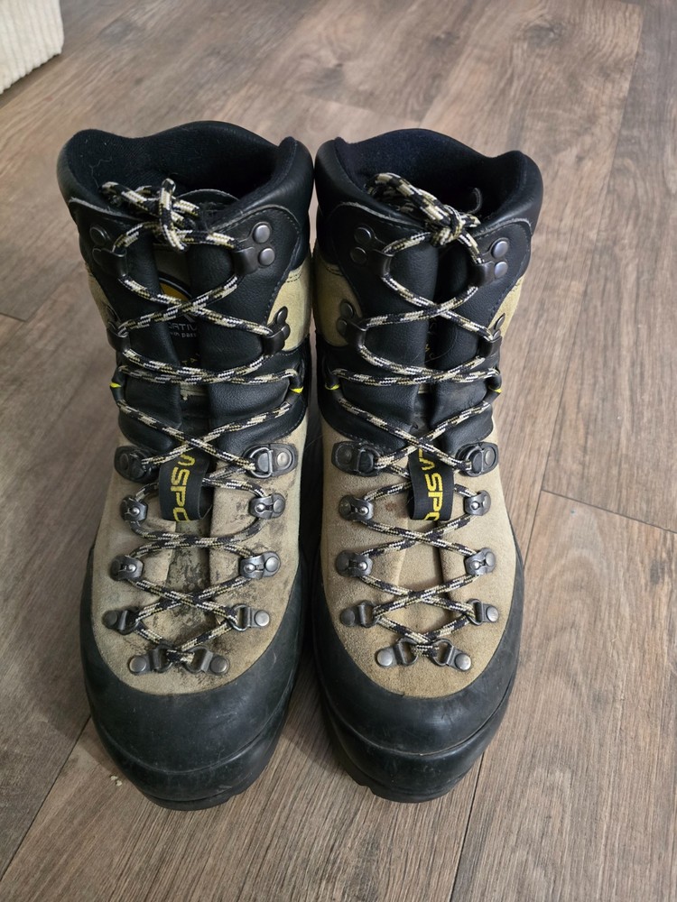 Lightly used la sportiva makalu boots men’s US size 9/EU 42