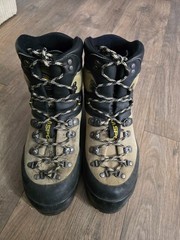 Lightly used la sportiva makalu boots men’s US size 9/EU 42