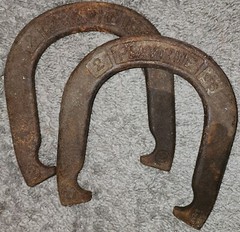 VINTAGE PAIR OF PLAYTIME BRAND PITCHING HORSESHOES LADY OR CHILD 2 POUNDS