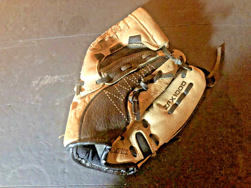Easton Zflex ZFX1000 BASEBALL GLOVE 10 inch Leather YOUTH Right Hand Thrower