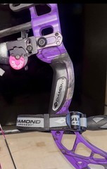 Diamond Archery Edge 320 Bow Purple Mossy Oak Bundle (arrows/hard case/quiver)